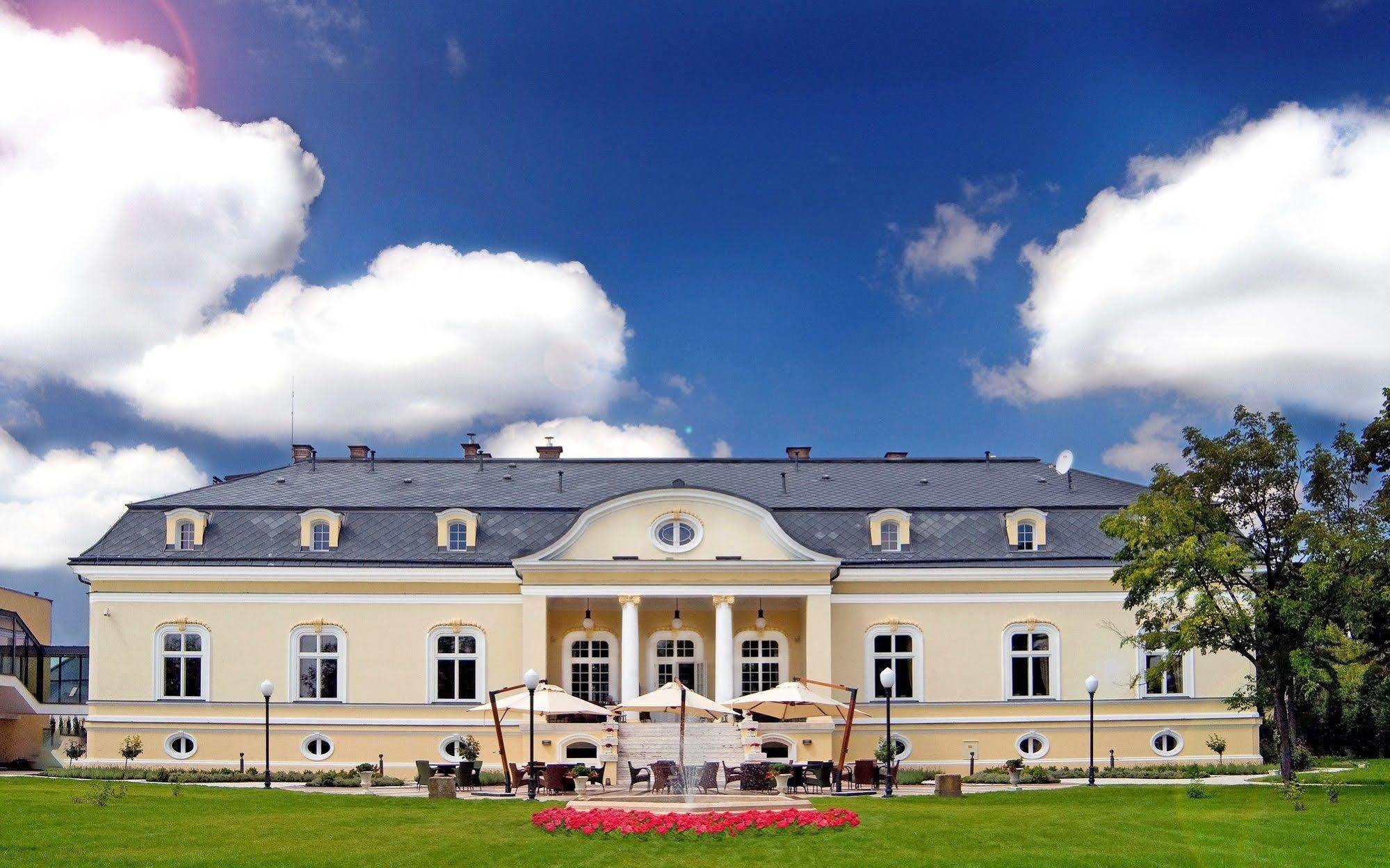 Amade Chateau Vrakúň Bagian luar foto