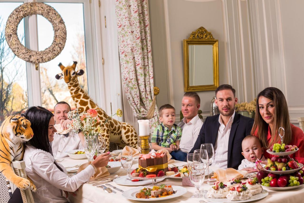 Amade Chateau Vrakúň Bagian luar foto