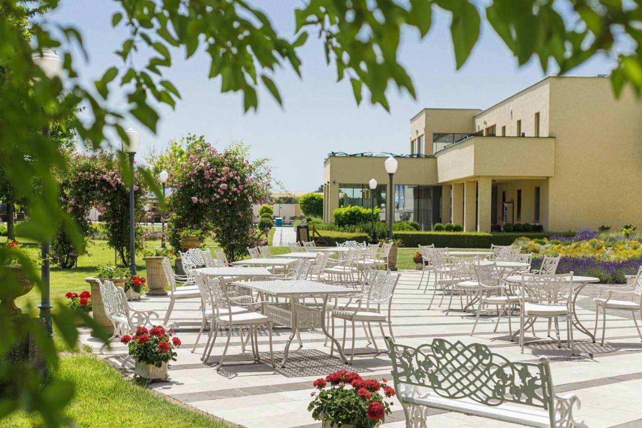 Amade Chateau Vrakúň Bagian luar foto